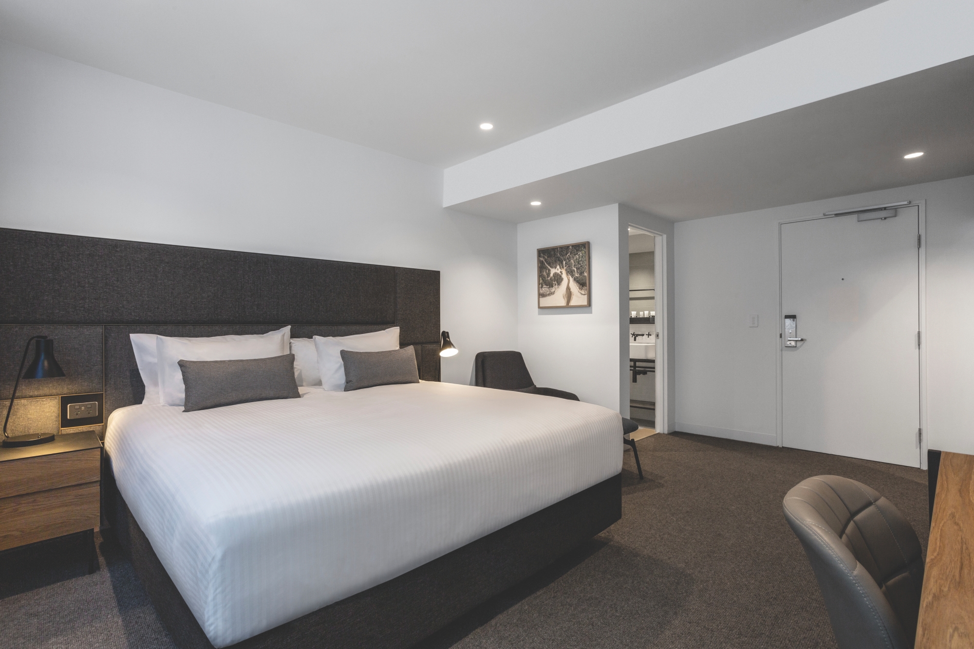 vibe-hotel-melbourne-protoype-guest-room-bedroom-02-2019.jpg