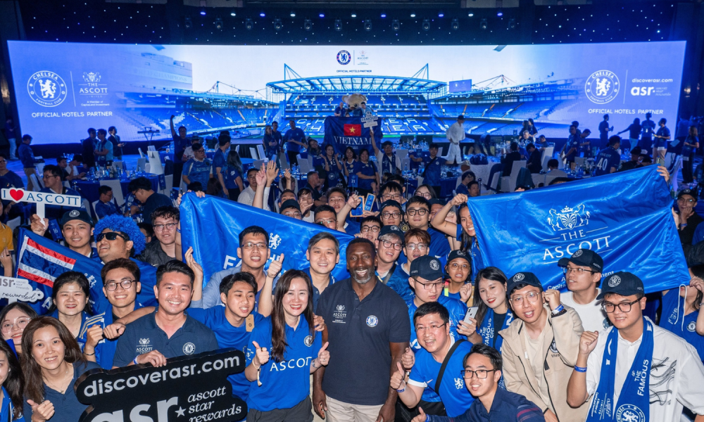 As official Hotels Partner, over 350 Chelsea fans and ASR members gathered at Ascott Tay Ho Hanoi for A Night with the Blues. Chelsea legend Jimmy Floyd Hasselbaink headlined an evening bringing the spirit of Chelsea Football Club to the heart of Hanoi. Pictured, Jimmy Floyd Hasselbaink (centre) with Tan Bee Leng (left), Ascott’s Chief Commercial Officer and attendees.